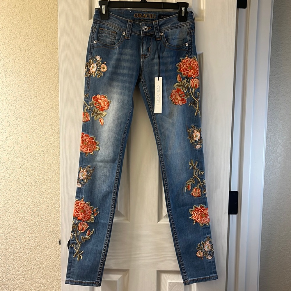 NWT Grace Embroidered Skinny Jean